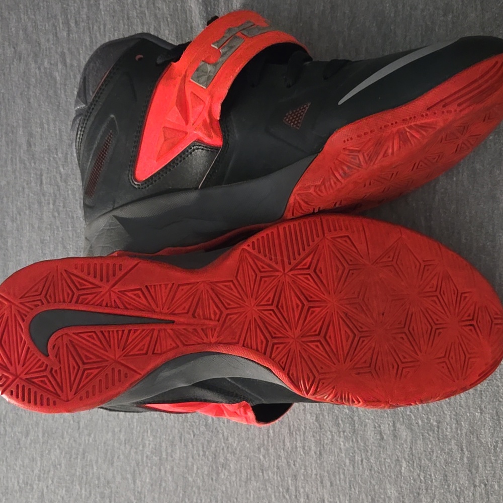 Nike Black and Red Athletic Shoes 10.5 - Picture 3 of 7